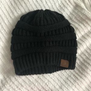 black knitted beanie